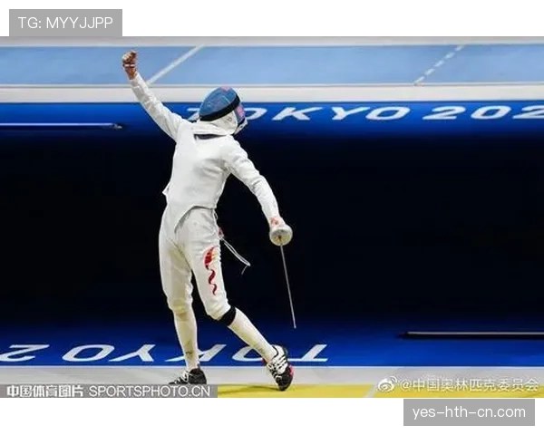 孙一文赛前啃鸡腿的样子，真不像个拿奥运金牌的剑客